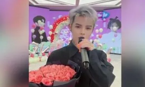 殷世航卖纸是什么梗?