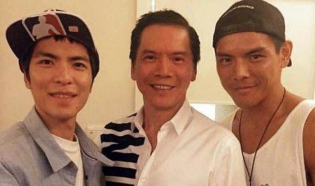 萧敬腾是向华强的什么人？