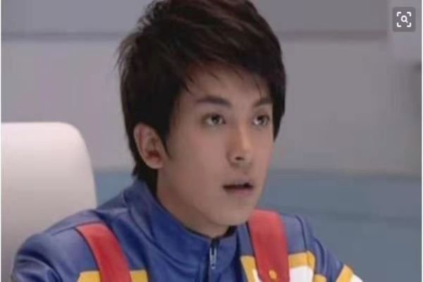 李佳航给儿子看自己演的动画片，他演的金甲战士给你留下了怎样的童年回忆？