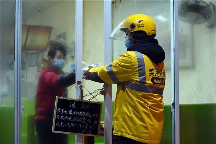 深圳一外卖小哥带被子送餐,这位外卖小哥为何这么做?