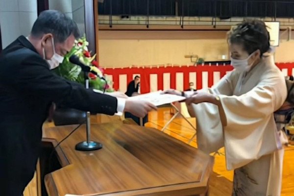 84岁女高中生毕业,子女到场祝贺!老奶奶身上有哪些值得我们学习的精神?