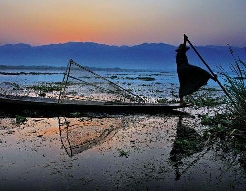 试揣摩“做人不做浮漂草，要做水上捕鱼人”的真正含义。