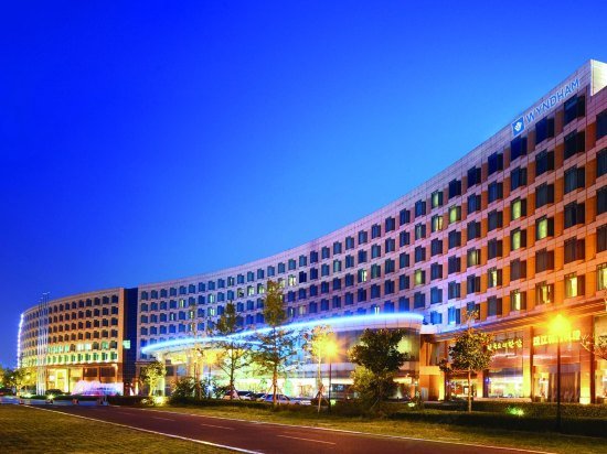 青岛一女子强行入住酒店后又要全额退款,她为什么要这么做?