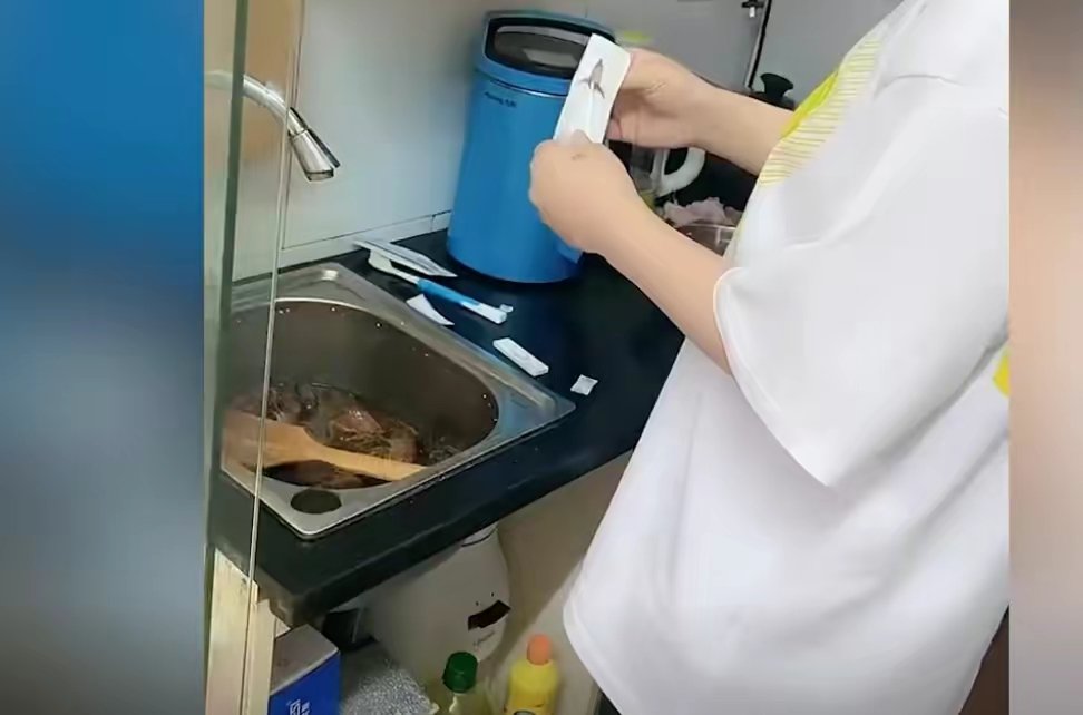 上海一女子做龙虾吃，给龙虾做抗原检测，此举是否真的有必要？