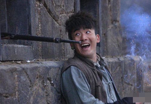 向着炮火前进 里面的猴子和阿福都死了?