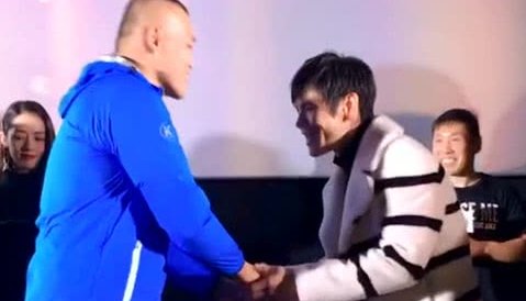 向佐被扇巴掌是怎么回事？