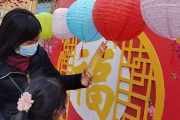 红红双眼嫦娥爱,晴日万株烟一阵猜一生肖