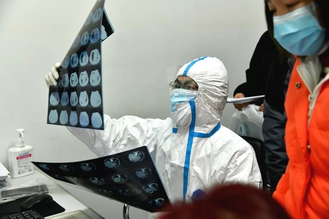 江西老人流浪上海街头，热心网友接力救助，如何保障普通患者的就医需求？