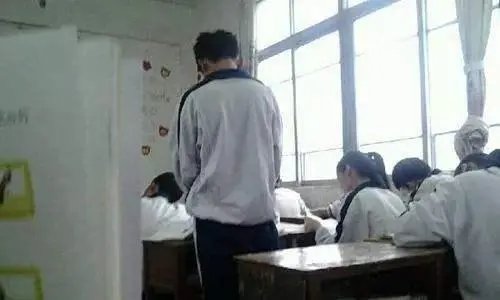 老师当着全班的面，说我孩子作业没按要求完成，老师这样做得对吗？