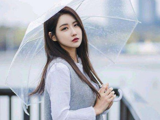 男朋友和他朋友一起出去玩，怎么办？