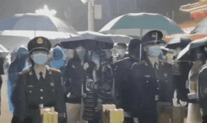 市民给撑伞,执勤武警为何后退一步?
