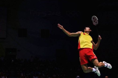 小男孩打羽毛球写一组连续的动作?