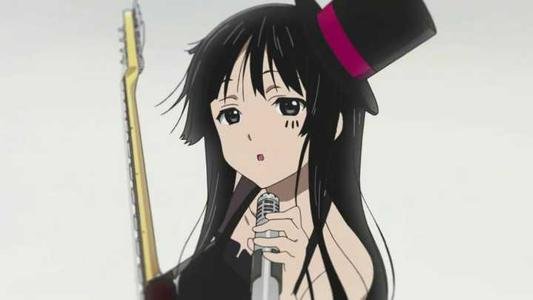 《轻音部少女》中使贝司手秋山澪在学校里人气飙升的事件是什么?