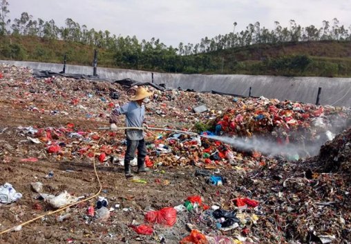 浙江一男子家台风后下水道喷垃圾,为什么会出现这种情况?