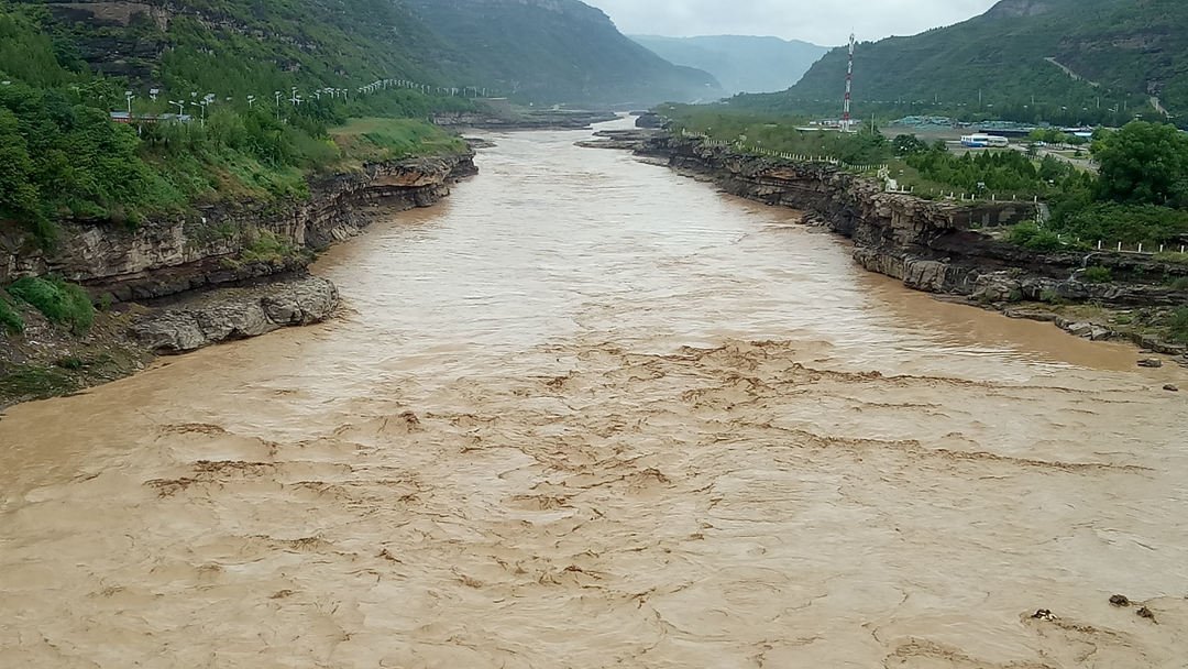 山西一村主任哽咽谈被淹没的村庄,为何三道防线都难以抵洪水?