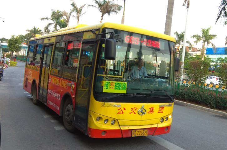 厦门公交车失控冲上人行道致6人受伤，此次事故是如何造成的？