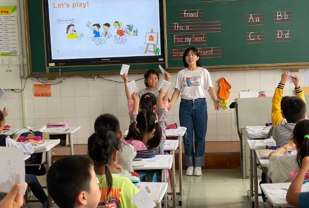 可笑的英语怎么读