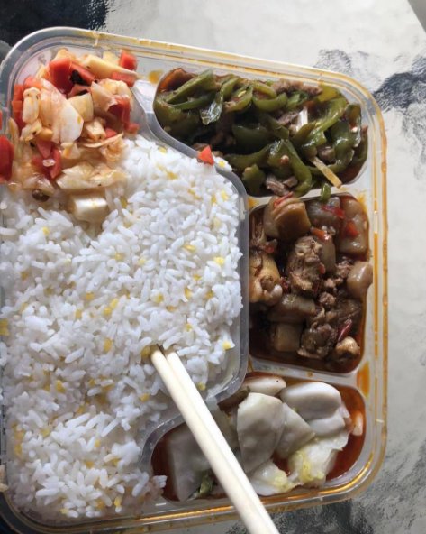 成都男子滞留封控小区以车为家，你如何看待这件事？