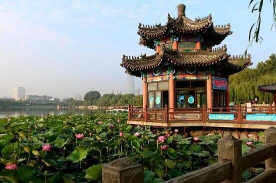 四面荷花三面柳一城山色半城湖描写的是什么地方
