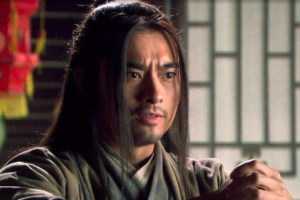 武松在杀他嫂嫂前，为何要撕她“肚兜”？