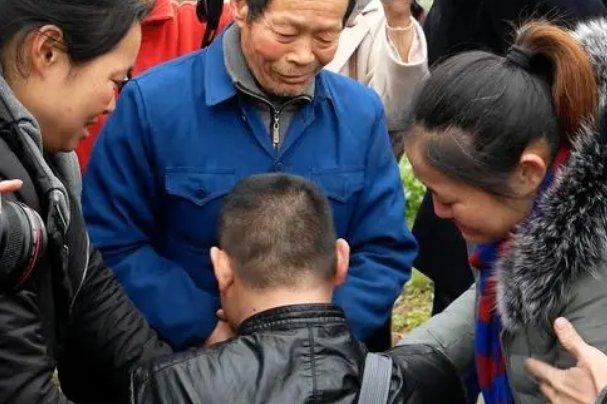 哈尔滨一位11岁女孩在家楼下补课后失联已11年，妈妈是如何回应此事的？