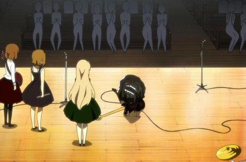 《轻音部少女》中使贝司手秋山澪在学校里人气飙升的事件是什么?