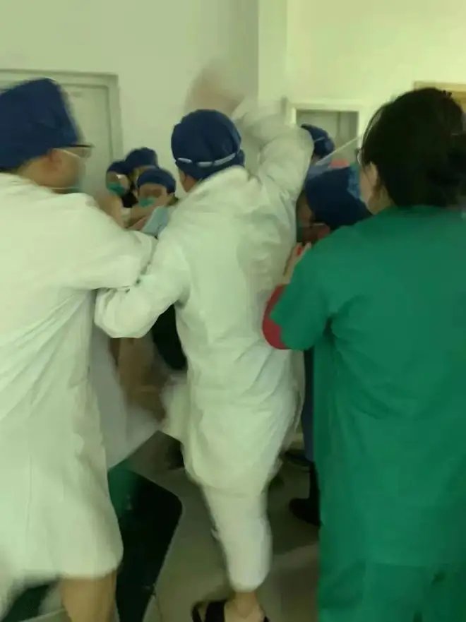 上海六院有医务人员发生肢体冲突,引发这起争执的起因是什么