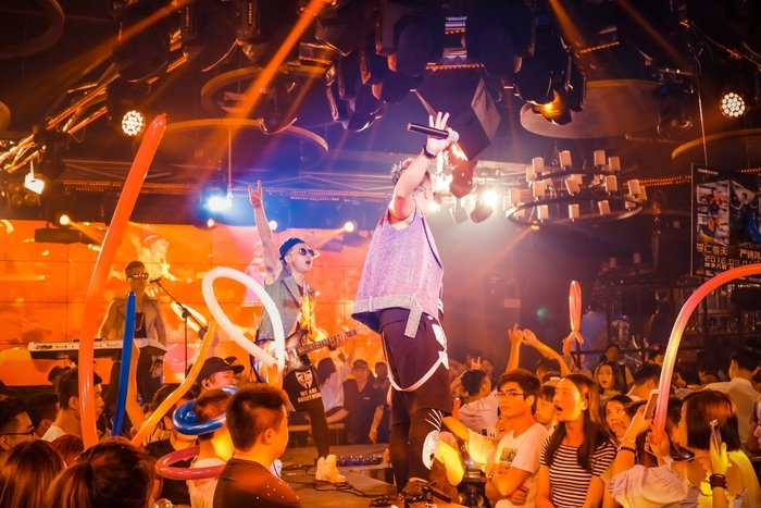 硬核带娃！湖北一女子夜店内抱娃蹦迪，孩子适合去这样的场所吗？