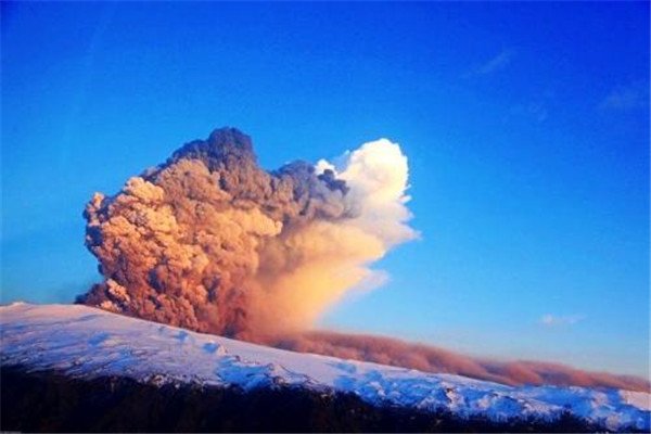 10天地震2万次,冰岛火山或将喷发,可能会造成什么影响?