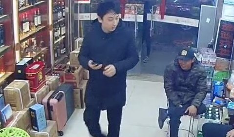 王思聪现身平价小卖铺引发了广大网友的哪些猜疑？