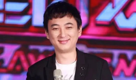 王思聪现身平价小卖铺引发了广大网友的哪些猜疑?