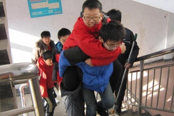 如何看待女子凉茶店内被男子持刀割喉的事件发生呢？