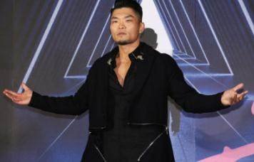 李玖哲开演唱会，痛哭感谢日籍老婆，她的妻子对他有怎样的照顾？