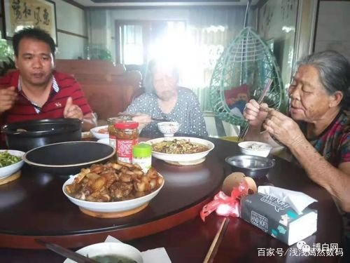 老公去世一年，儿子连团圆饭都不跟我吃却要我帮他看孩子，我该怎么办？