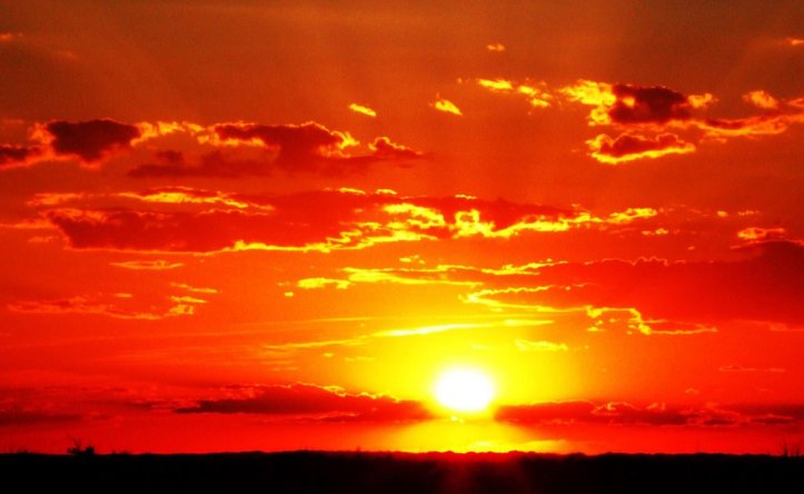 晚霞映红了天空改为比喻句怎么写?