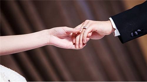 新郎婚礼上念誓词,突然雷劈下来了,怎么回事?