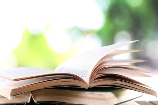 @治愈世界: 到了一定年纪,你会发现 “春风十里,不如悦己” 风吹哪页读哪页,哪