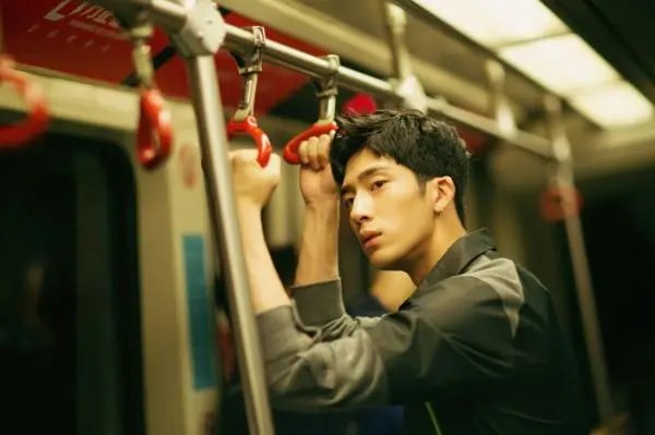 井柏然一家三口现状