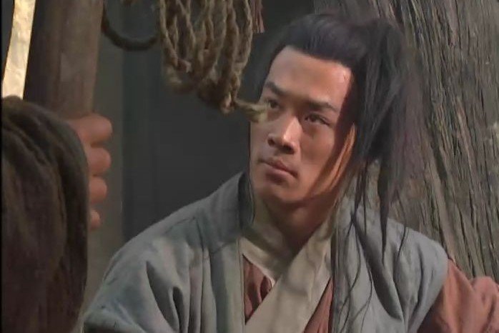 武松在杀他嫂嫂前，为何要撕她“肚兜”？