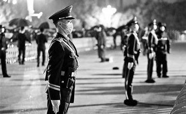 市民给撑伞,执勤武警为何后退一步?