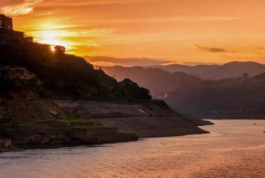 不管风吹浪打,胜似闲庭信步,今日得宽馀.是什么意思
