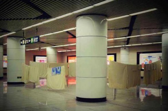 工作人员在地铁10号线西钓鱼台站晾被单，你理解这样的做法吗？