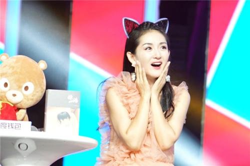 笑起来眼角出现奇怪大坑,你觉得谢娜的脸怎么啦?