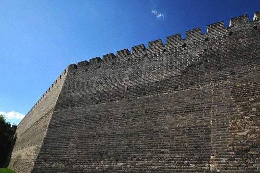 游客为讨彩头爬城墙:误解了俗语,你怎样看待游客行为?