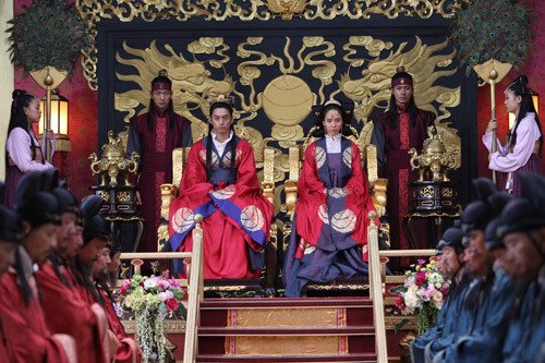 霜花店讲述了什么故事？