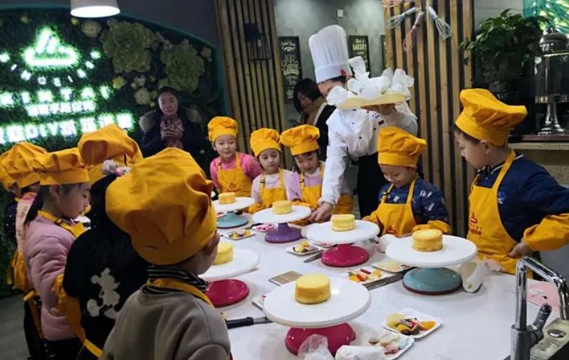 蛋糕烘焙培训费用一般多少钱？