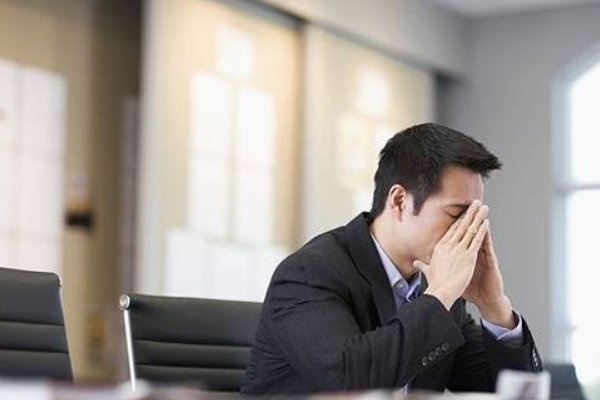 偶然听到领导对自己评价特别低,还有必要在这做下去吗,该怎么做?