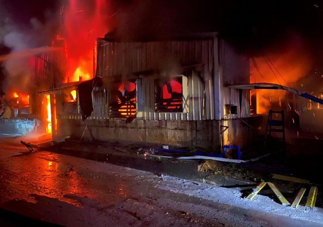 湖南一养猪场起火150头猪被烤焦，这给养猪场老板造成了多大的损失？