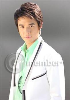 哪位亲告诉我泰剧《爱在旅途》中达伟和迪沙的扮演者的真名字?谢叻~