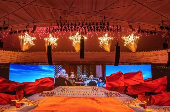 五星烟花配合开国大典绽放，网友怎么看？